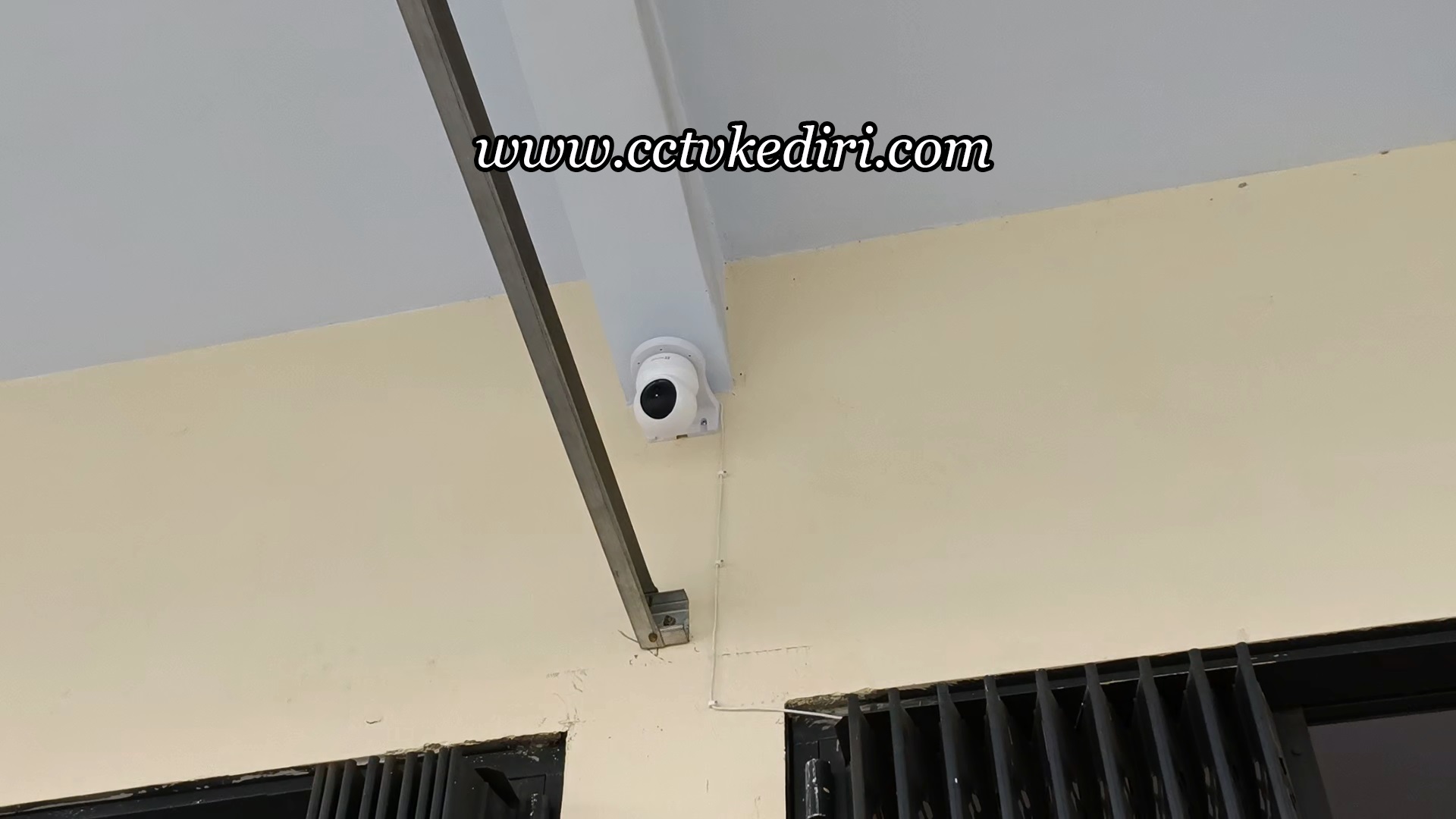 <p>Kamera CCTV juga sangat di perlukan agar tidak terjadi hal-hal buruk yang tidak di inginkan seperti perampokan dan kerusakan barang, kamera dapat bekerja dengan sendirinya tanpa bantuan dari petugas, secara terlihat jika terlalu banyak sudut ruang lebih baik menggunakan kamera pengawas untuk memberikan keamanan yang terjamin, alat canggih harga murah.</p>